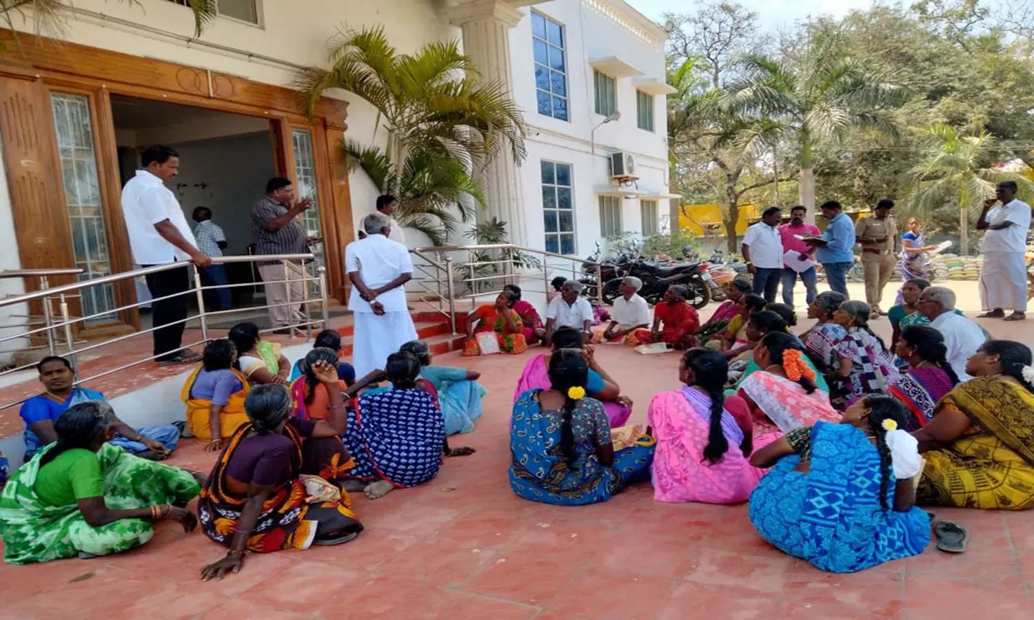 கண்டமங்கலத்தில் சம்பளம் கேட்டு 100 நாள் தொழிலாளர்கள் போராட்டம்