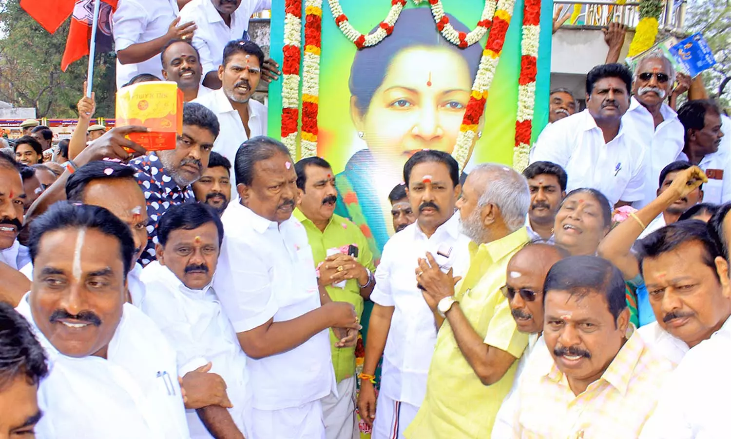 பிறந்தநாளையொட்டி ஜெயலலிதா படத்திற்கு அ.தி.மு.க.வினர் மரியாதை பிறந்தநாளையொட்டி ஜெயலலிதா படத்திற்கு அ.தி.மு.க.வினர் மரியாதை