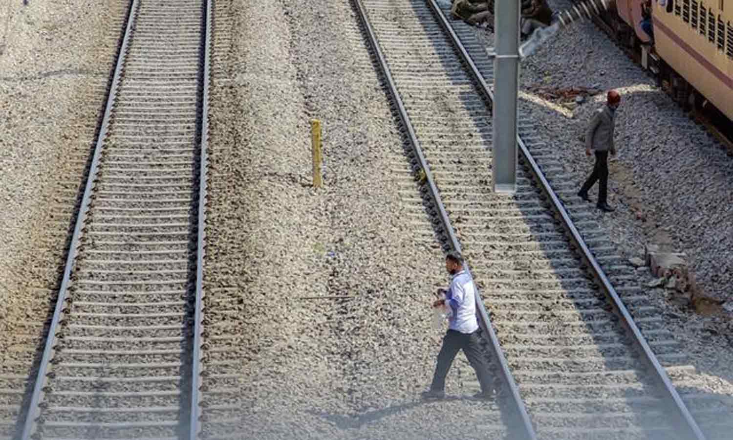 தண்டவாளத்தில் மெய்மறந்து ரீல்ஸ்! ரெயிலில் அடிபட்டு கல்லூரி மாணவர்கள் இருவர் பலி