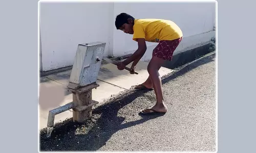 அடிகுழாயை மறைத்து சாலை அமைத்த காண்டிராக்டர்- நடவடிக்கை எடுக்க மக்கள் வலியுறுத்தல்