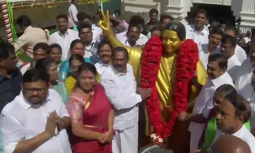 அதிமுக தலைமை அலுவலகத்தில் ஜெயலலிதா சிலைக்கு ஈ.பி.எஸ் மரியாதை