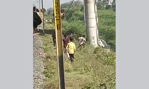 பொன்னேரி அருகே ஓடும் மின்சார ரெயிலில் சென்னை கல்லூரி மாணவர்கள் பயங்கர மோதல்