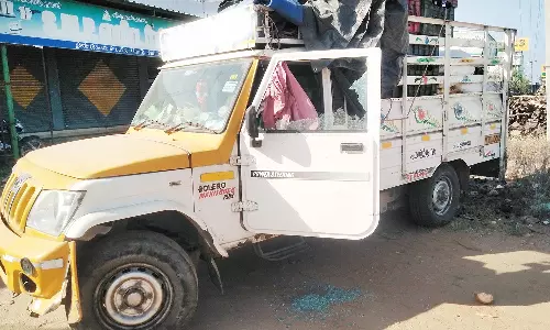 வடமதுரை அருகே சரக்கு வேன் கண்ணாடியை உடைத்து ரூ.1 லட்சம் திருட்டு