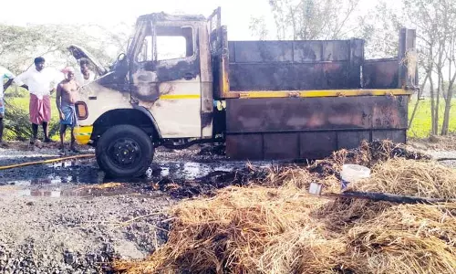 வைக்கோல் லாரி எரிந்து நாசம்