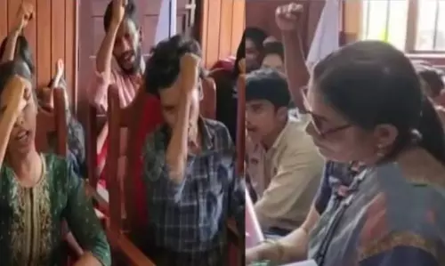 அரசு கல்லூரிக்குள் போராட்டம் நடத்திய மாணவ-மாணவிகளை அறைக்குள் வைத்து பூட்டிய பெண் முதல்வர் சஸ்பெண்டு