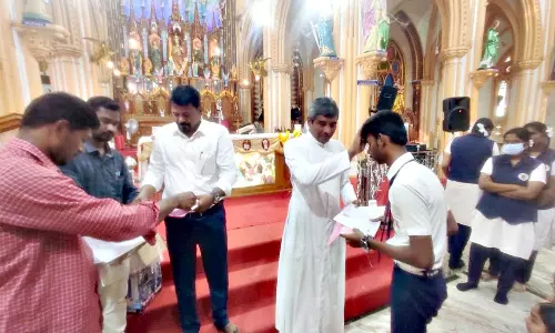 பள்ளி மாணவர்கள் தேர்வுக்காக பிரார்த்தனை