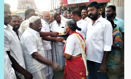 அ.தி.மு.க.வினர் இனிப்பு வழங்கி கொண்டாட்டம்