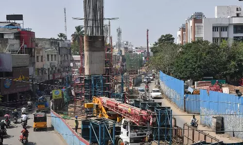 மெட்ரோ ரெயில் பணியில் விபத்து: போலி சான்றிதழ் தயாரித்து கிரேன் ஆபரேட்டரை சேர்த்த 2 என்ஜினீயர்கள் கைது