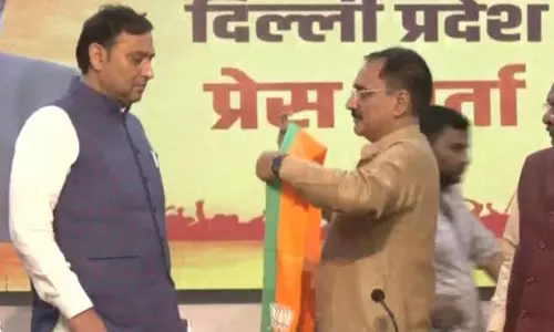 டெல்லியில் ஆம் ஆத்மி கவுன்சிலர் பா.ஜனதாவில் இணைந்தார்