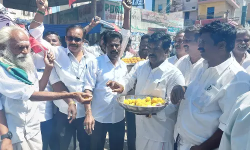 அ.தி.மு.க.வினர் பட்டாசு வெடித்து கொண்டாட்டம்