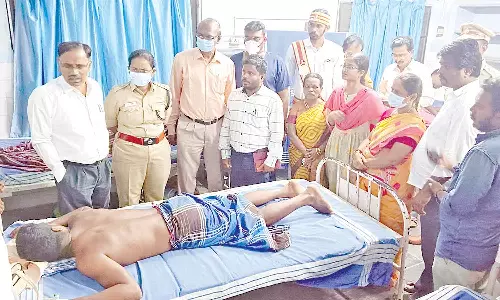 ஆஸ்பத்திரியில் சிகிச்சை பெற்று வரும் தரங்கம்பாடி மீனவர்களுக்கு கலெக்டர் ஆறுதல்