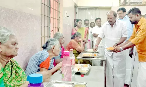 ஜெயலலிதா பிறந்தநாள் விழா; முதியோர் இல்லத்தில் உணவு வழங்கி கொண்டாட்டம்