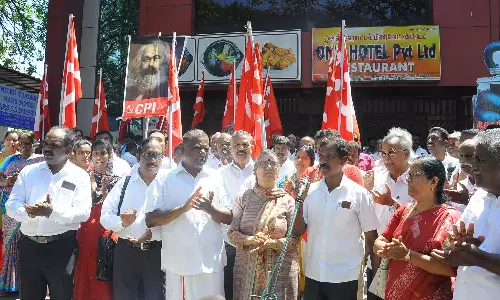 கவர்னரை கண்டித்து கம்யூனிஸ்டு கட்சியினர் கைதட்டி சிரித்து நூதன போராட்டம்