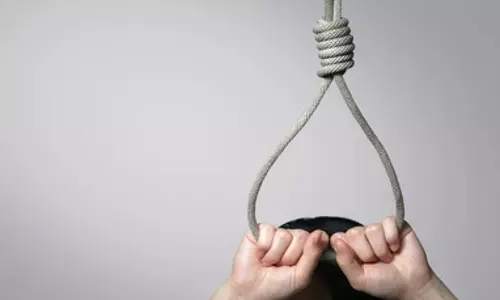 கணவர் வேலைக்கு செல்லாததால் மனைவி தூக்குபோட்டு தற்கொலை