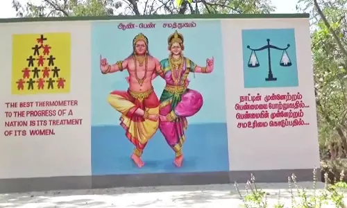 அம்பை மகளிர் போலீஸ் நிலையத்தில்  ஆண், பெண் சமத்துவ ஓவியங்கள்