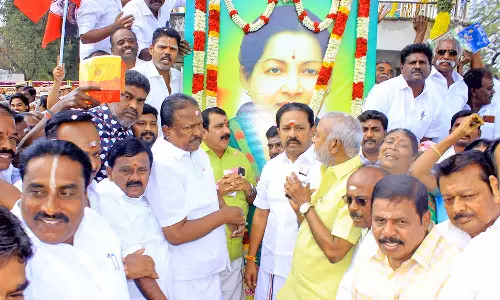 பிறந்தநாளையொட்டி ஜெயலலிதா படத்திற்கு அ.தி.மு.க.வினர் மரியாதை