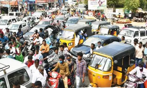 லாரிகள் விபத்தால் பெங்களூரு - சென்னை சாலையில் போக்குவரத்து பாதிப்பு