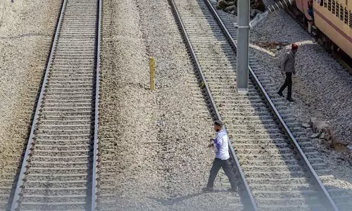 தண்டவாளத்தில் மெய்மறந்து ரீல்ஸ்! ரெயிலில் அடிபட்டு கல்லூரி மாணவர்கள் இருவர் பலி