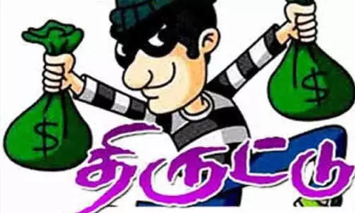 வெள்ளக்கோவிலில் மோட்டார் சைக்கிளில் வைத்திருந்த ரூ. 4 லட்சம் திருட்டு