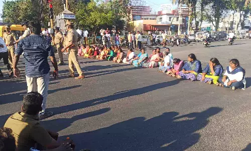 எரிவாயு தகன மேடை அமைக்க எதிர்ப்பு - கண்களில் கருப்பு துணி கட்டி பொதுமக்கள் போராட்டம்