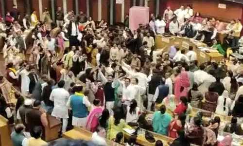 டெல்லி மாநகராட்சி நிலைக்குழு உறுப்பினர் தேர்தலில் அமளி- மேஜை மீது ஏறி நின்று முழக்கமிட்ட தலைவர்கள்