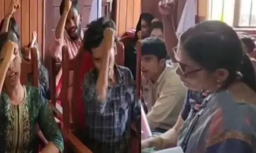 போராடிய கல்லூரி மாணவ-மாணவிகளை அறைக்குள் வைத்து பூட்டிய பெண் முதல்வர்: பதவிநீக்கம் செய்து கல்வி மந்திரி உத்தரவு