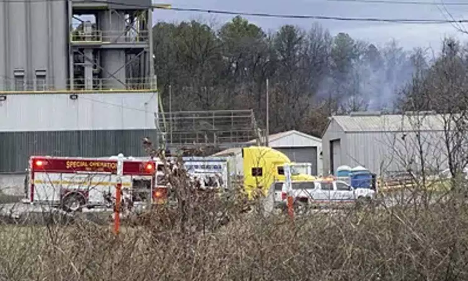 விமானியின் கட்டுப்பாட்டை இழந்த விமானம் தரையில் விழுந்து விபத்து- அதிகாரிகள் 5 பேர் உயிரிழப்பு விமானியின் கட்டுப்பாட்டை இழந்த விமானம் தரையில் விழுந்து விபத்து- அதிகாரிகள் 5 பேர் உயிரிழப்பு