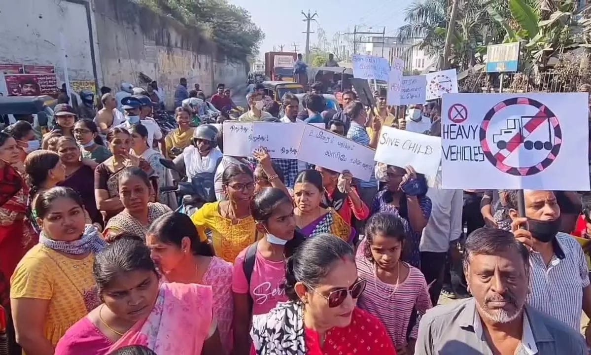 தாம்பரம் அருகே விபத்தில் வாலிபர் பலி- லாரிகள், கனரக வாகனங்களுக்கு தடை விதிக்க கோரி பொதுமக்கள் மறியல்