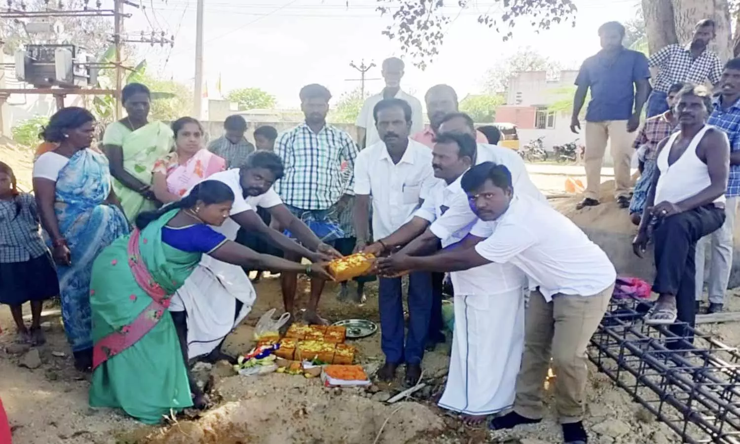 அரக்கோணம் அல்லியப்பதாங்கள் கிராமத்தில் பள்ளி வகுப்பறைகள் கட்ட பூமி பூஜை அரக்கோணம் அல்லியப்பதாங்கள் கிராமத்தில் பள்ளி வகுப்பறைகள் கட்ட பூமி பூஜை
