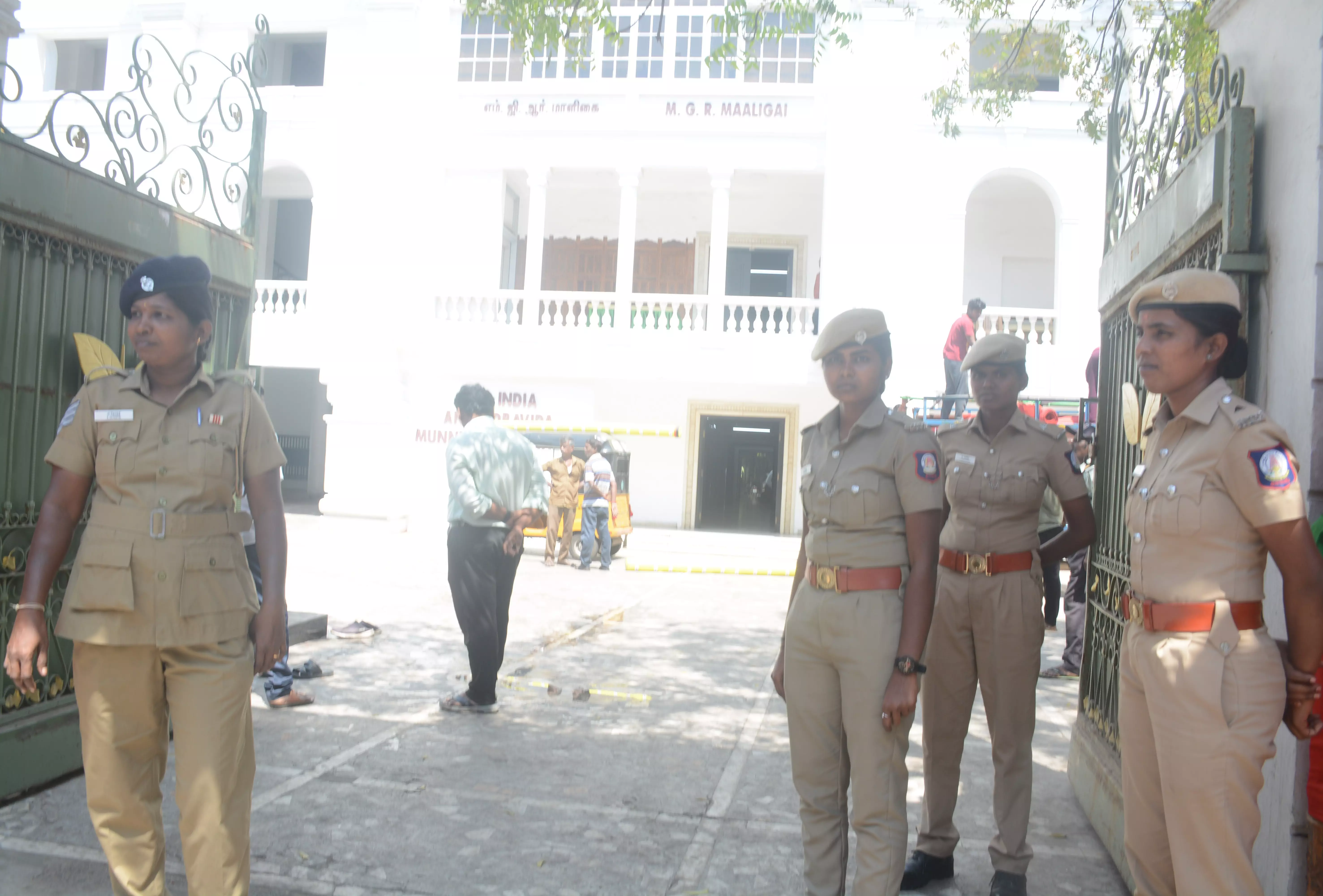 அ.தி.மு.க. தலைமை கழகத்தில் 8 மாதங்களாக சுழற்சி முறையில் போலீஸ் பாதுகாப்பு