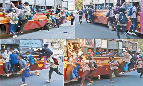 பஸ் படிக்கட்டுகளில் தொங்கியபடி பயணம்: ஆபத்தை விலை கொடுத்து வாங்கும் மாணவர்கள்