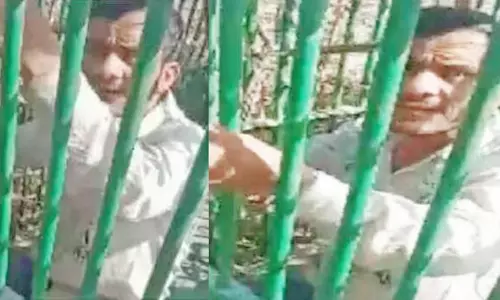 சிறுத்தையை பிடிக்க வைத்த கூண்டுக்குள் சிக்கிய தொழிலாளி- கோழி பிடிக்க சென்று மாட்டிக்கொண்ட பரிதாபம்