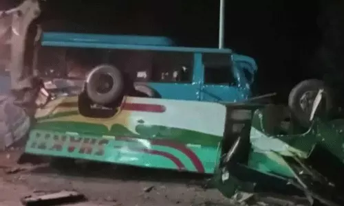 டயர் வெடித்து பயங்கர விபத்து: 3 பேருந்துகள் மீது சிமெண்ட் லாரி மோதியதில் 14 பேர் பலி- 60 பேர் படுகாயம்