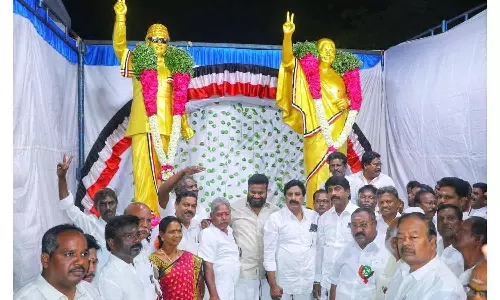 எம்.ஜி.ஆர்.- ஜெயலலிதாவுக்கு சிலை-அன்பழகன் திறந்து வைத்தார்