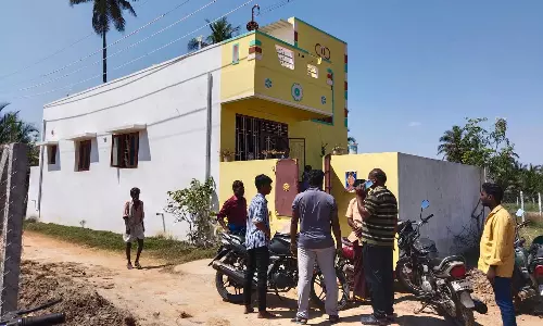 வியாபாரி வீட்டின் கதவை உடைத்து 15 பவுன் நகை கொள்ளை- கோவிலுக்கு சென்ற 2 மணி நேரத்தில் துணிகர சம்பவம்