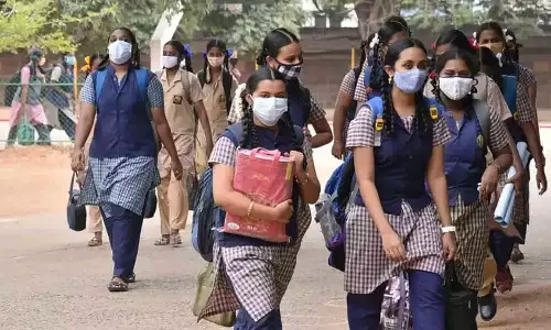 மாணவிகளை பின்தொடர்ந்த இளைஞர்களுக்கு போலீசார் எச்சரிக்கை