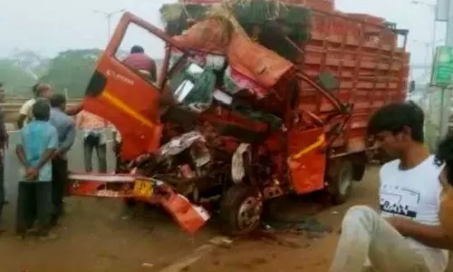 அடுத்தடுத்து லாரிகள் மோதி விபத்து- 7 பேர் பலி