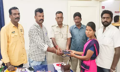 திட்டக்குடியில்  காணாமல் போன கைப்பை மீட்பு:உரியவரிடம் ஒப்படைப்பு