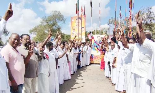 அ.தி.மு.க.வினர் இனிப்பு வழங்கி கொண்டாட்டம்