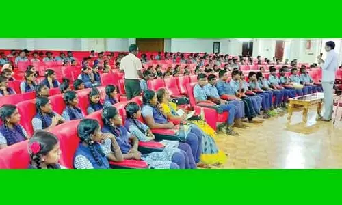 அரசு பள்ளி மாணவர்களுக்கு உயர்கல்வி குறித்த விழிப்புணர்வு