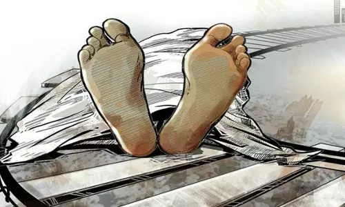 ரெயில் மோதி லாரி டிரைவர் பலி