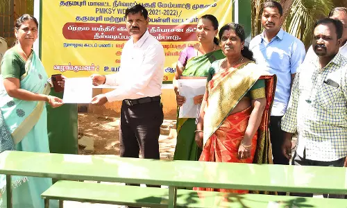 வத்தல்மலை பெரியூர்அரசு பள்ளிக்கு 20 மேஜை, நாற்காலி