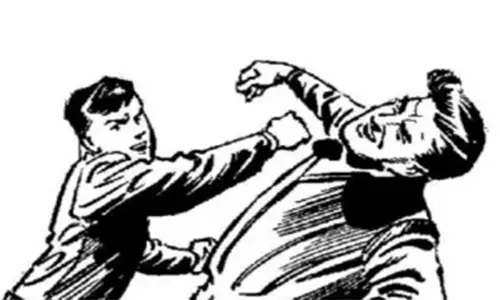 தாய் மாமனின் கை விரலை கடித்து துப்பிய வாலிபர்