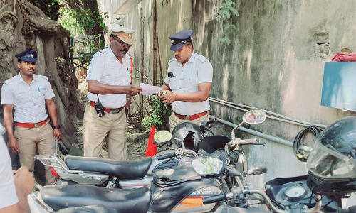 சென்னையில் அதிரடி வேட்டை: வாகன பதிவெண்களில் பெயர்- போட்டோ ஒட்டியவர்களிடம் அபராதம் வசூல்