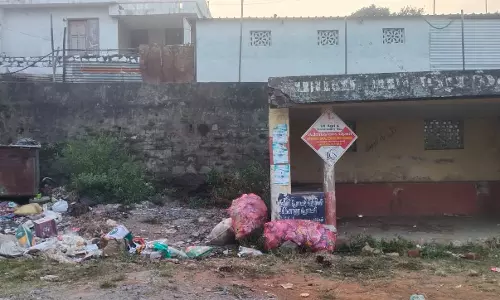 குப்பைகள் சூழ்ந்து காணப்படும் ஜக்கனாரை பஸ் நிறுத்தம்