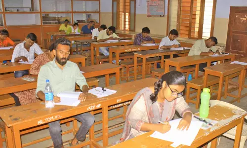 நெல்லையில் குரூப்-2, 2ஏ முதன்மை தேர்வு 30 மையங்களில் நடந்தது - பதிவெண் குளறுபடியால் சில இடங்களில் தாமதம்