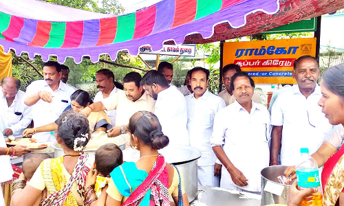 ஜெயலலிதா பிறந்தநாள் விழா; பொதுமக்களுக்கு அன்னதானம் வழங்கல்