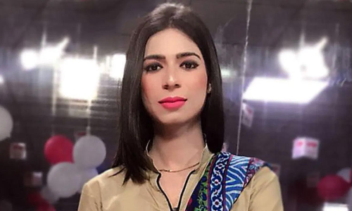 துப்பாக்கிச்சூடு- அதிர்ஷ்டவசமாக உயிர் தப்பிய பாகிஸ்தானின் முதல் திருநங்கை செய்தி வாசிப்பாளர்