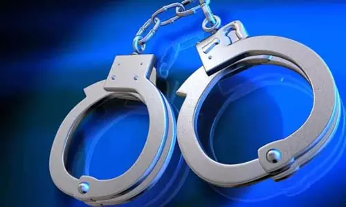 கடைக்காரரிடம் கத்தியை காட்டி மிரட்டி பணம் பறிப்பு- வாலிபர் கைது