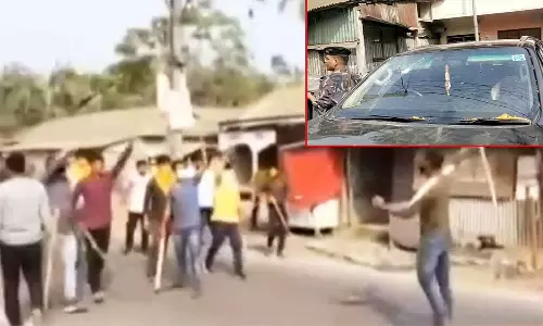 மத்திய மந்திரியின் கார் மீது கற்களை வீசி தாக்குதல்- மேற்கு வங்காளத்தில் பரபரப்பு